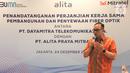 Direktur Utama PT Alita Praya Mitra (Alita), Teguh Prasetya memberi sambutan pada penandatanganan perjanjian kerjasama pembangunan dan penyewaan fiber optik di Jakarta, Jumat (24/12/2021). (Liputan6.com/HO/Alwi)