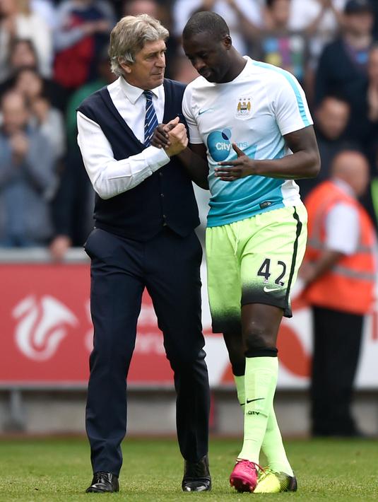 Manuel Pellegrini berjabat tangan dengan gelandang Manchester City, Yaya Toure usai pertandingan di Stadion Liberty, Inggris (15/5). Pellegrini akan digantikan Pep Guardiola yang sebelumnya menangani Bayern Muenchen. (Reuters /Rebecca Naden)