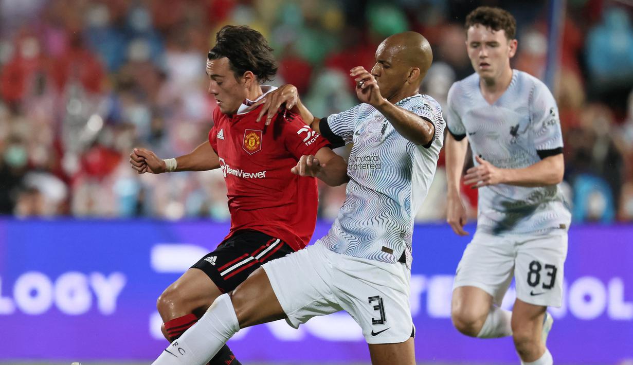 Facundo Pellistri. Sayap kanan Uruguay berusia 20 tahun ini telah jadi bagian Manchester United sejak awal musim 2020/2021 usai didatangkan dari Penarol dengan nilai transfer 8,5 juta euro. Tanpa sekalipun memperkuat tim senior, ia lantas dipinjamkan ke Alaves sejak tengah musim 2020/2021 dan kini baru saja kembali dari masa peminjaman. Dalam kemenangan 4-0 atas Liverpool di pramusim 2022/2023 ia berhasil menyumbang 1 gol bagi Setan Merah. Besar kemungkinan ia akan kembali dipinjamkan Manchester United di musim 2022/2023. (AFP/Jack Taylor)