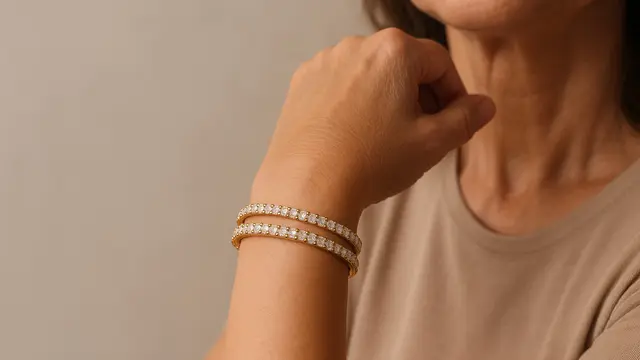 Model Gelang Emas Besar untuk Ibu-Ibu 50 Tahun/ Ilustrasi gambar oleh AI