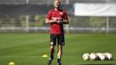 Pelatih Bayer Leverkusen, Peter Bosszduring, saat memimpin sesi latihan jelang laga Liga Europa di Leverkusen, Jerman, Selasa (4/8/2020). Bayer Leverkusen akan berhadapan dengan Glasgow Rangers. (AP Photo/Martin Meissner)