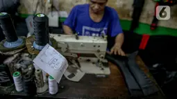 Pekerja membuat produk tas di unit produksi Artrek, Jakarta, Selasa (3/11/2020). Pemprov DKI Jakarta telah memutuskan menaikkan upah minimum provinsi (UMP) 2021 sebesar Rp 4.416.186,548 atau meningkat 3,27 persen dari 2020 bagi perusahaan tidak terkena dampak COVID-19. (Liputan6.com/Faizal Fanani)