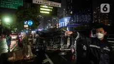 Sebuah mobil jenis jeep terguling di depan gerbang Tol Tanjung Duren, Jalan S Parman, Jakarta Barat, Minggu (26/9/2021). Tidak ada korban jiwa, namun kecelakaan tersebut membuat lalu lintas di jalan itu terimbas kemacetan yang cukup panjang. (Liputan6.com/Johan Tallo)