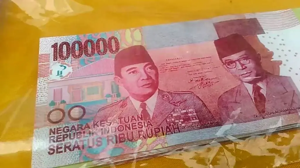 Barang bukti sebanyak 43 lembar uang palsu pecahan Rp 100 ribu. (Liputan6.com/Muhamad Ridlo)