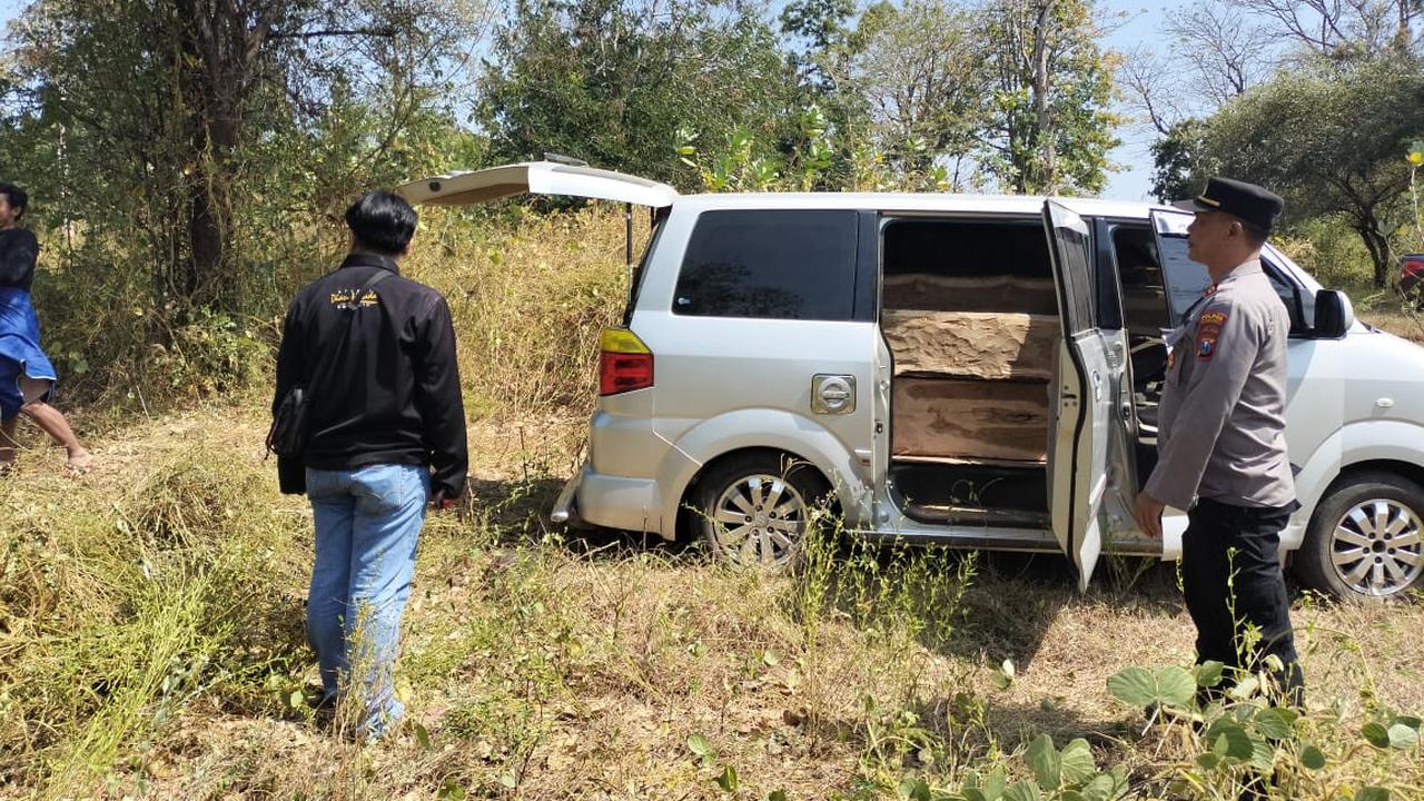 Mobil APV mengangkut kayu jati ilegal diamankan polsek Asembagus  Situbondo (Istimewa)