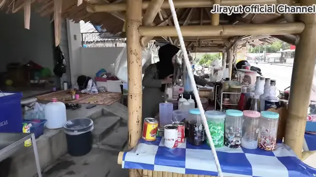 Potret Warung Jirayut di Thailand yang Sederhana di Pinggir Jalan Raya