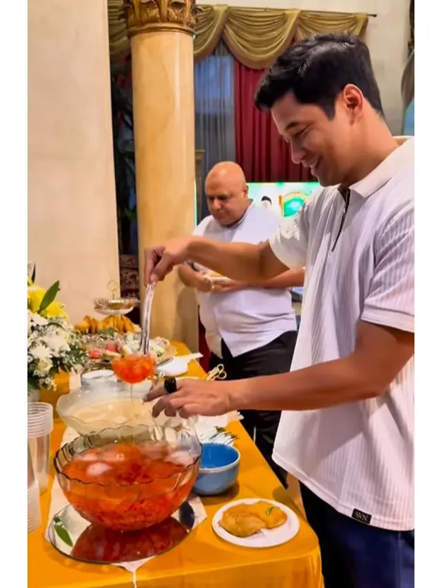 6 Potret Bukber Keluarga Angbeen Rishi dan Adly Fairuz, Makanannya Bikin Ngiler