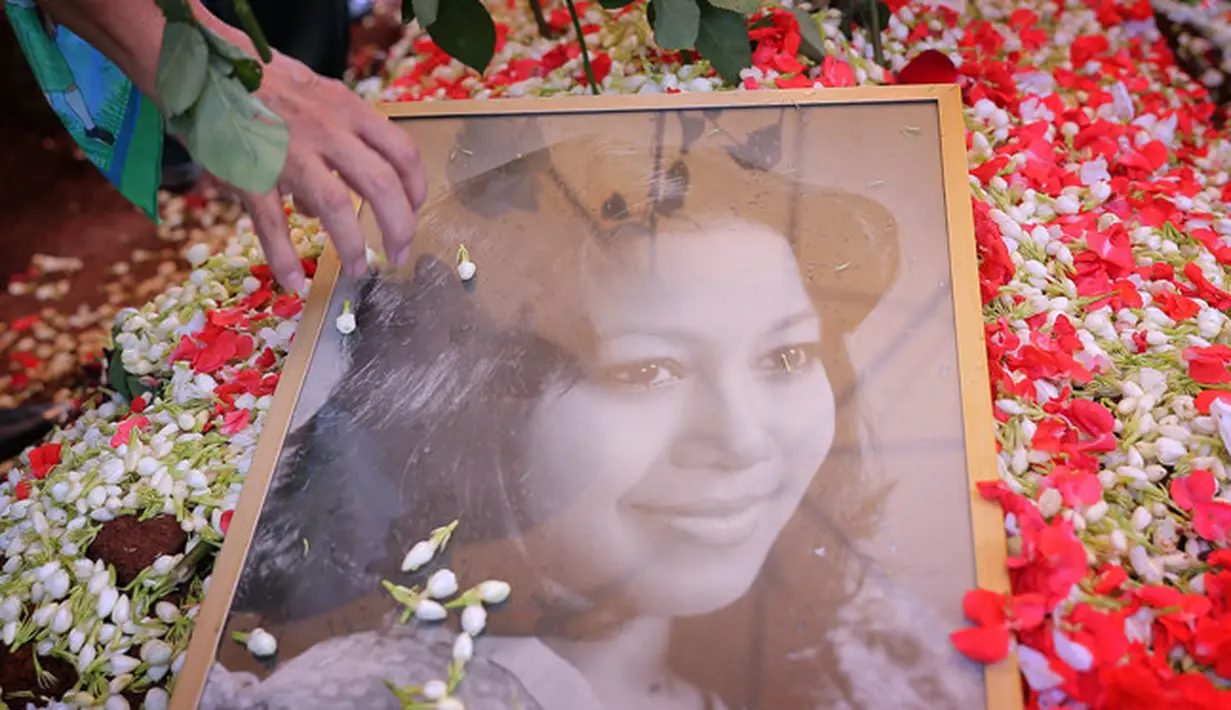 "Beliau sangat dicintai keluarga dan kerabat. Lihat saja tadi kerabat dia itu anak muda semua. Saya pun dari kecil, usia remaja, sudah dekat," katanya di TPU Kampung Kandang, Jakarta Selatan, Minggu (25/3/2018). (Deki Prayoga/Bintang.com)