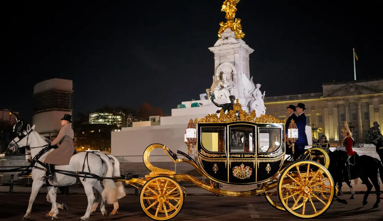 Kereta Kencana Diamond Jubilee State saat meninggalkan Istana Buckingham usai melakukan gladi resik Penobatan Raja Charles III yang akan berlangsung di Westminster Abbey, London, Rabu dini hari, 3 Mei 2023. (AP Photo/Andreea Alexandru)