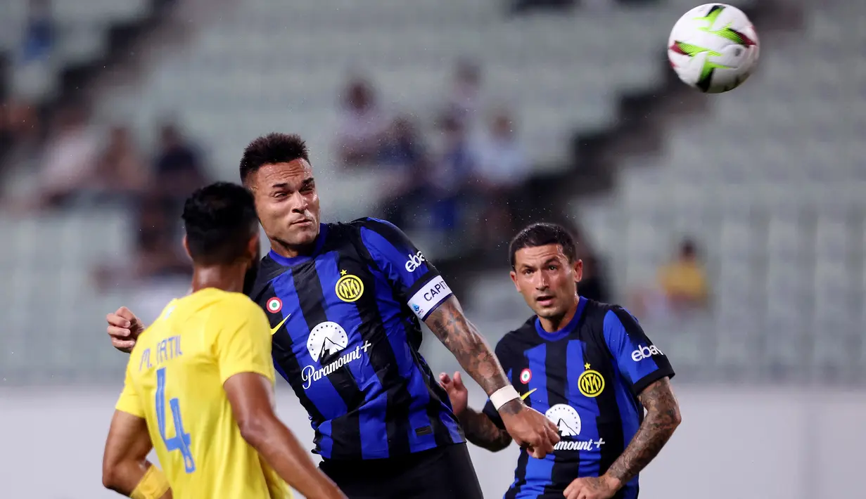 Striker Inter Milan, Lautaro Martinez (tengah) melepaskan sundulan saat menghadapi Al Nassr pada laga pramusim 2023/2024 di Nagai Stadium, Osaka, Jepang, Kamis (27/7/2023) sore WIB. (AFP/Paul Miller)