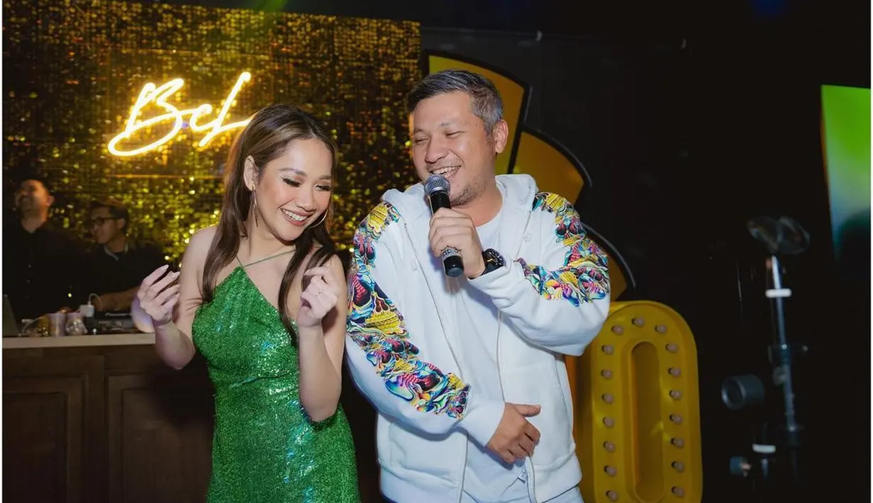 Gading Marten tampak hadir di perayaan ulang tahun BCL. Ia memilih busana bernuansa kasual dengan mengenakan jaket hoodie berwarna putih bermotif di bagian lengan kanan-kiri, dipadunya dengan celana jeans dan sneakers putih. Foto: Instagram.