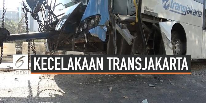 VIDEO: Bus Transjakarta Tabrak Separator