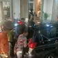 Petugas membawa dua koper berisi berkas dokimen dari ruang dinas Wakil Wali Kota Semarang yang ditempati Wali Kota Semarang, Hevearita G Rahayu, Kamis (17/7/2024). Foto: liputan6.com/felek wahyu&nbsp;