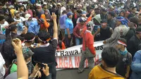 Warga Rawa Rengas demo minta ganti rugi layak lahan mereka (Pramita Tristiawati/Liputan6.com)