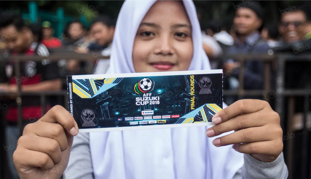 Seorang suporter menunjukan tiket yang baru dibelinya pada loket di Kompleks SUGBK, Jakarta Selatan, Jumat (2/12/2016). Timnas Indonesia akan menghadapi Vietnam pada semifinal Piala AFF 2016. (Bola.com/Vitalis Yogi Trisna)