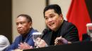 Ketua Umum PSSI, Erick Thohir (kanan) memberikan keterangan di samping Waketum PSSI, Zainudin Amali dalam konferensi pers terkait rencana baru perkembangan Timnas Indonesia yang berlangsung di Menara Danareksa, Kemayoran, Jakarta Pusat, Senin (06/01/2025). (Bola.com/Bagaskara Lazuardi)