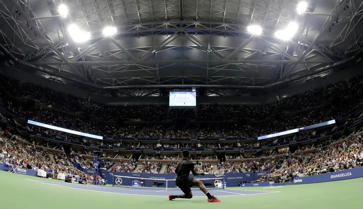 Petenis AS, Frances Tiafoe saat mengembalikan bola pukulan Petenis Swiss, Roger Federer saat bertanding pada turnamen tenis AS Terbuka 2017 di New York (29/8).  Frances Tiafoe merupakan petenis junior terbaik AS berumur 19 tahun. (AP Photo/Julio Cortez)
