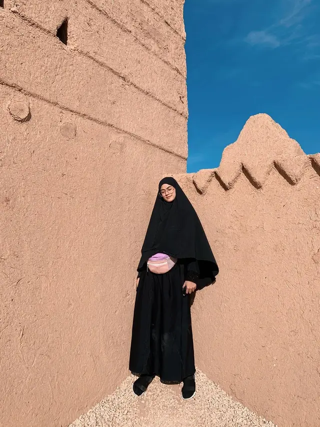 Bikin Pangling, Ini 7 Pesona Hana Saraswati Kenakan Hijab Saat Umroh