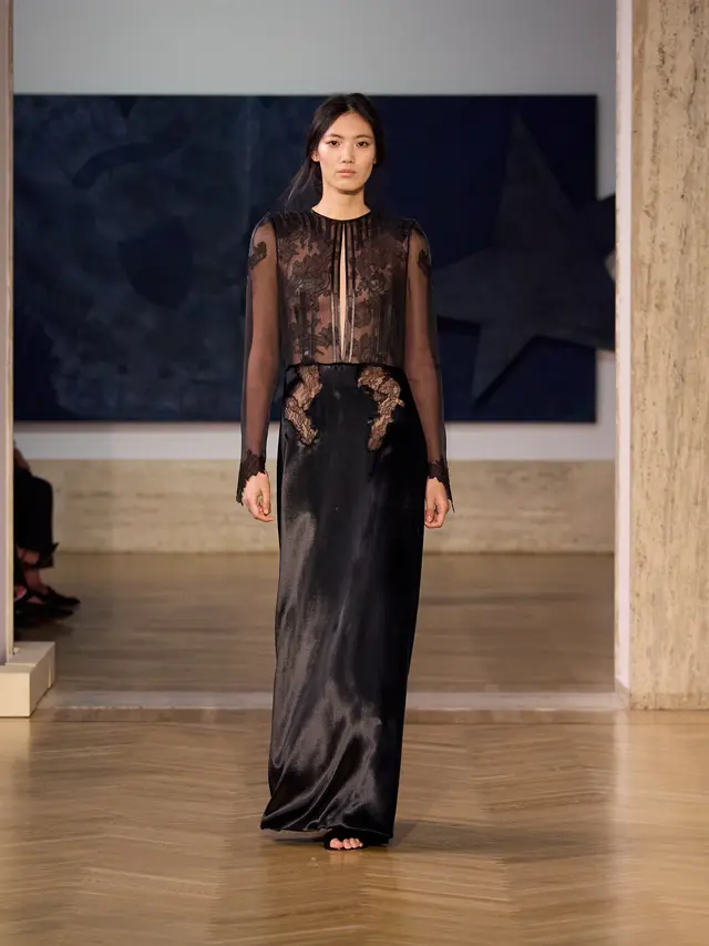 Debut Maria Grazia Chiuri di FENDI Couture, Angkat Sensualitas Lewat Siluet Mengalir