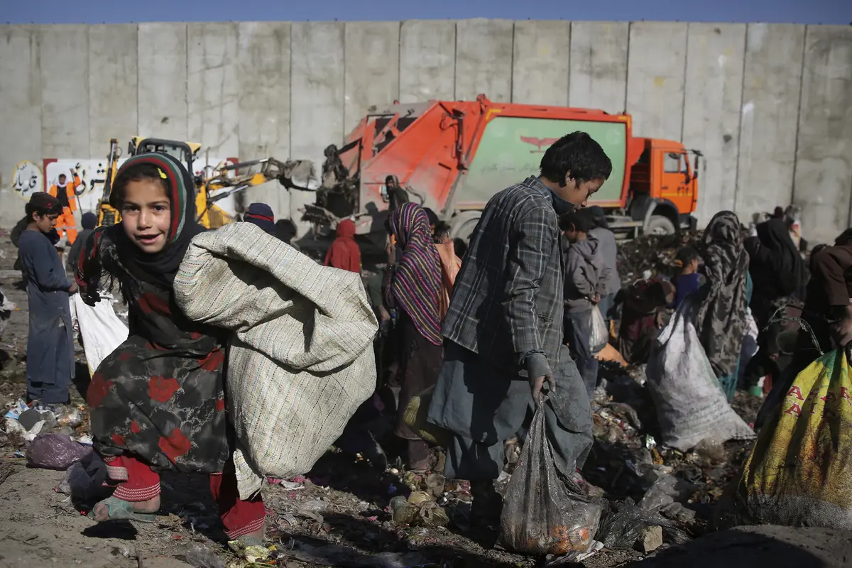 Menengok Anak-Anak Afghanistan di Tempat Pembuangan Sampah