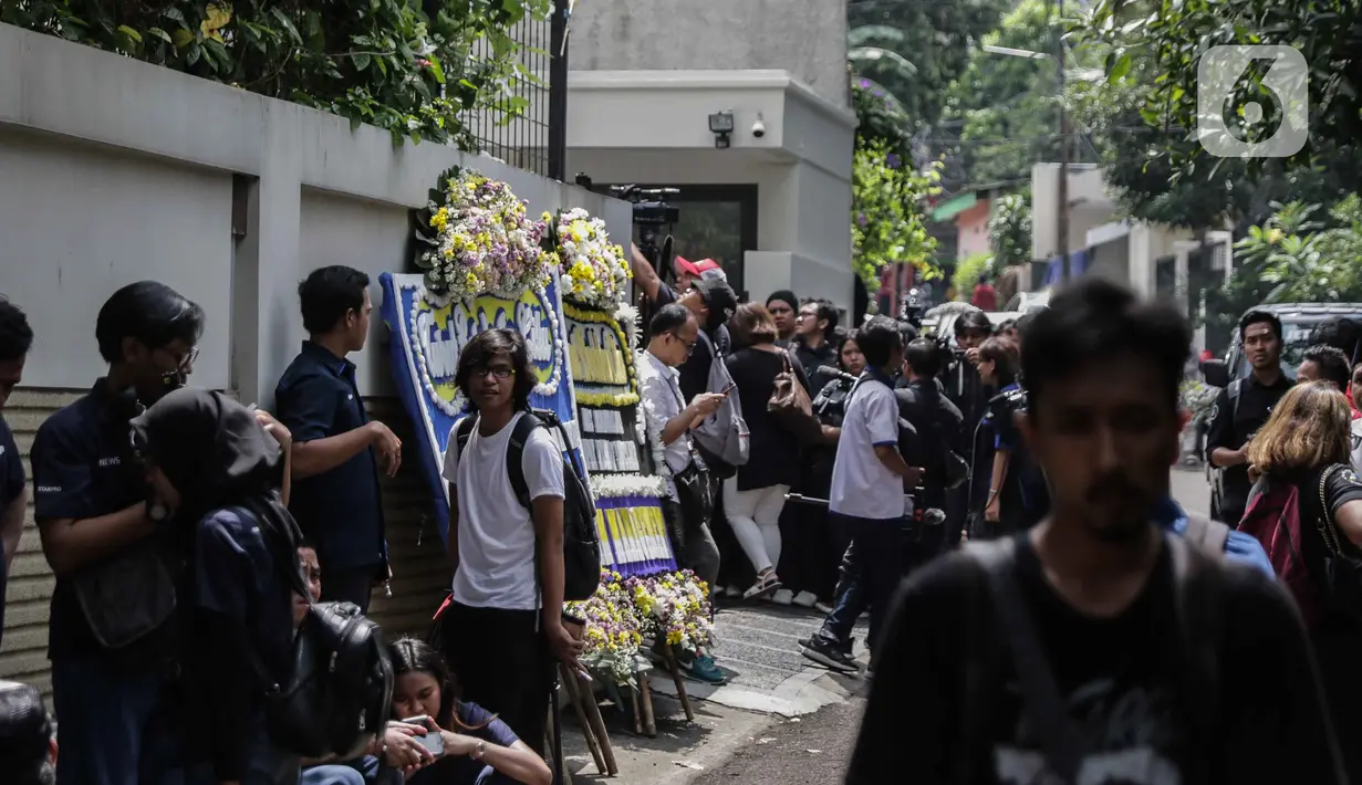 Suasana rumah duka almarhum Ashraf Sinclair di kawasan Pejaten Barat IV, Jakarta, Selasa (18/2/2020). Suami Bunga Citra Lestari, Ashraf Sinclair, meninggal dunia diduga akibat serangan jantung pada Selasa 18 Februari 2020 pukul 3.40 pagi. (Liputan6.com/Faizal Fanani)