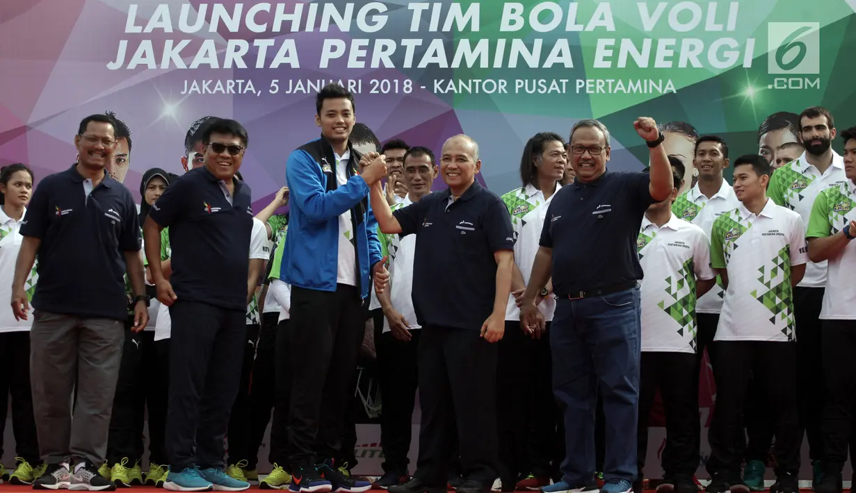 Kapten tim putra Agung Seganti (tengah) berjabat tangan dengan Direktur Pemasaran Pertamina Muchamad Iskandar saat Launching Tim Bola Voli Jakarta Pertamina Energi di Kantor Pusat Pertamina, Jakarta, Jumat (5/1). (Liputan6.com/Arya Manggala)