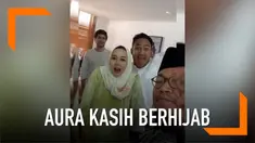 Di kehamilan yang menginjak usia 4 bulan, Aura Kasih menggelar syukuran di kediamannya. Dalam acara, Aura tampil cantik dengan mengenakan hijab.