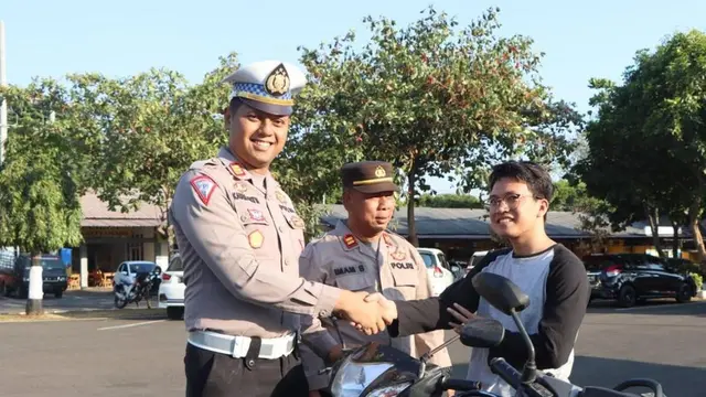 Warga menemukan kembali motornya dengan aplikasi Ilmu Semeru. (Dian Kurniawan/Liputan6.com)