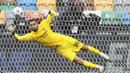 Kiper AC Milan, Gianluigi Donnarumma, berusaha menghalau bola saat melawan Udinese pada laga Liga Italia di Stadion Friuli, Minggu (1/11/2020). AC Milan menang dengan skor 2-1. (Andrea Bressanutti/LaPresse via AP)