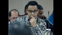 Menteri Anies Baswedan memperhatikan dengan seksama saat rapat kerja bersama komite III DPD di Senayan, Jakarta, Rabu (19/11/2014) (Liputan6.com/Andrian M Tunay)