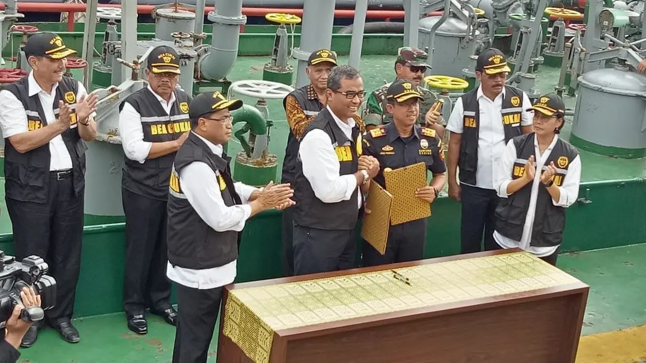 Penandatanganan nota kesepahaman tentang Kerja Sama dalam rangka pengawasan lalu lintas barang dan atau sarana pengangkut laut serta pertukaran data terkait Surat Persetujuan Berlayar dan Surat Tanda Kebangsaan Kapal Indonesia. (Istimewa)