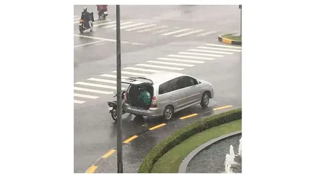 Momen Saat Driver Ojek Online Lupa Bawa Jas Hujan Ini Bikin Senyum-Senyum