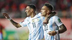 Pemain Argentina Lautaro Martinez (kanan) melakukan selebrasi usai mencetak gol ke gawang Chile pada pertandingan sepak bola Kualifikasi Piala Dunia 2022 di Stadion Zorros del Desierto, Calama, Chile, 27 Januari 2022. Argentina menang 2-1. (Javier Torres/POOL/AFP)