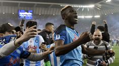 Napoli berhasil meraih juara Liga Italia 2022/2023 pada Jumat (05/05/2023) WIB setelah bermain imbang 1-1 di kandang Udinese. Il Partenopei tak terkejar di puncak klasemen dengan raihan 80 poin dari 33 laga. Ini juga menjadi pelepas dahaga 31 tahun mantan klub Diego Maradona tersebut tanpa gelar Liga Italia. Kesuksesan Luciano Spalletti tak lepas dari penampilan gemilang para pemainnya. Berikut ini 5 pemain yang dianggap jadi kunci sukses Napoli dalam memenangkan Liga Italia 2022/2023. (AFP/Andrea Staccioli)