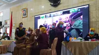Wakil Bupati Garut dokter Helmi Budiman, menjadi pejabat pertama di lingkungan Pemerintahaan daerah Garut, Jawa Barat, untuk melakukan vaksinasi Covid-19. (Liputan6.com/Jayadi Supriadin)