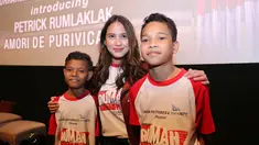 Pevita Pearce merangkul dua cast Rumah Merah Putih. Pevita terlihat sangat cantik dengan rambut coklatnya. Senyum bahagia terpancarkan Pevita saat screening Film Rumah Merah Putih di Epicentrum (KapanLagi.com/Adrian Utama Putra)