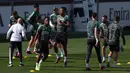 Para pemain Real Madrid menjalani sesi latihan di kompleks latihan Ciudad Real Madrid, Valdebebas, Madrid, Spanyol, 14 Maret 2023. Real Madrid akan menghadapi Liverpool pada pertandingan sepak bola leg kedua babak 16 besar Liga Champions. (PIERRE-PHILIPPE MARCOU/AFP)