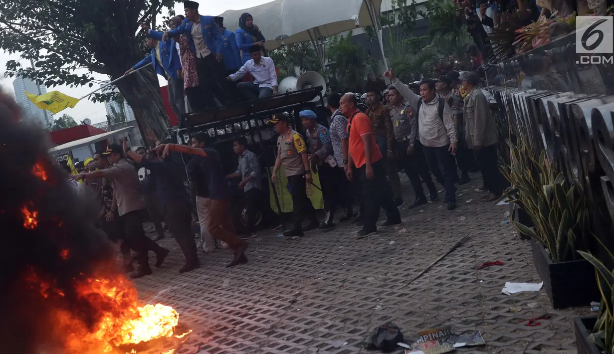 Petugas Kepolisian berjaga saat mahasiswa melakukan aksi unjuk rasa, Jakarta, Jumat (20/9/2019). Sejak penetapan pimpinan KPK terpilih 2019-2013 dan isu RUU KPK mengemuka di masyarakat, gedung KPK menjadi sasaran aksi massa maupun mahasiswa berunjuk rasa. (Liputan6.com/Helmi Fithriansyah)