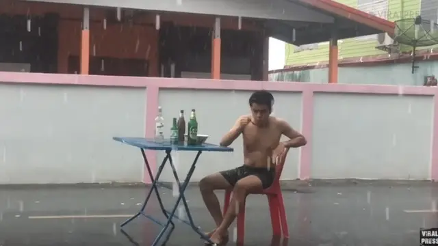 potret kocak orang saat kehujanan