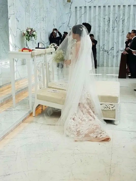 Salah satunya adalah Kezia Karamoy yang turut hadir menjadi saksi dim omen bahagia Felly dan Mario. Lewat unggahan di akun instagramnya, terlihat Kezia menghadiri rangkaian pernikahan sahabatnya itu. (Instagram/mantancherrybelle)