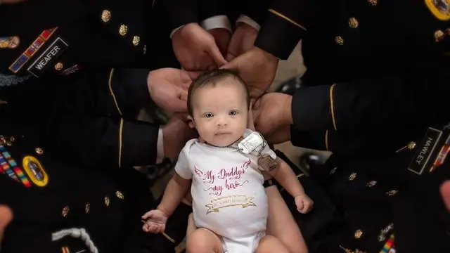 Semasa hidup, ayah sang bayi menganggap rekan-rekan prajuritnya sebagai bagian dari keluarga besarnya.