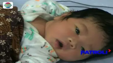Bayi lucu menggemaskan ini diduga dibuang orang tuanya di depan rumah seorang warga di Batam.