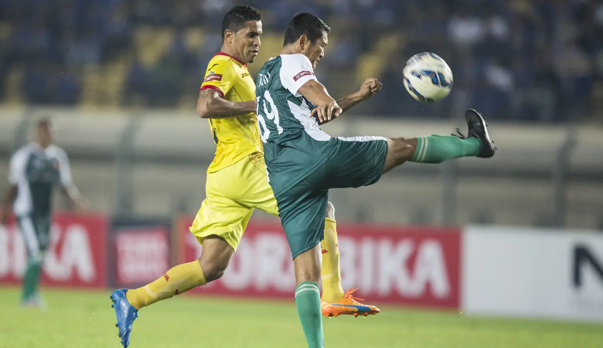 Striker Sriwijaya FC, Beto, berebut bola dengan bek PS TNI, Hardiantono, pada laga Piala Bhayangkara di Stadion Si Jalak Harupat, Bandung, Minggu (20/3/2016). Sriwijaya FC berhasil menang 2-1 atas PS TNI. (Bola.com/Vitalis Yogi Trisna)