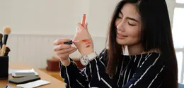 Ilustrasi perempuan membuat video tutorial makeup. (c) psisaa/Depositphotos