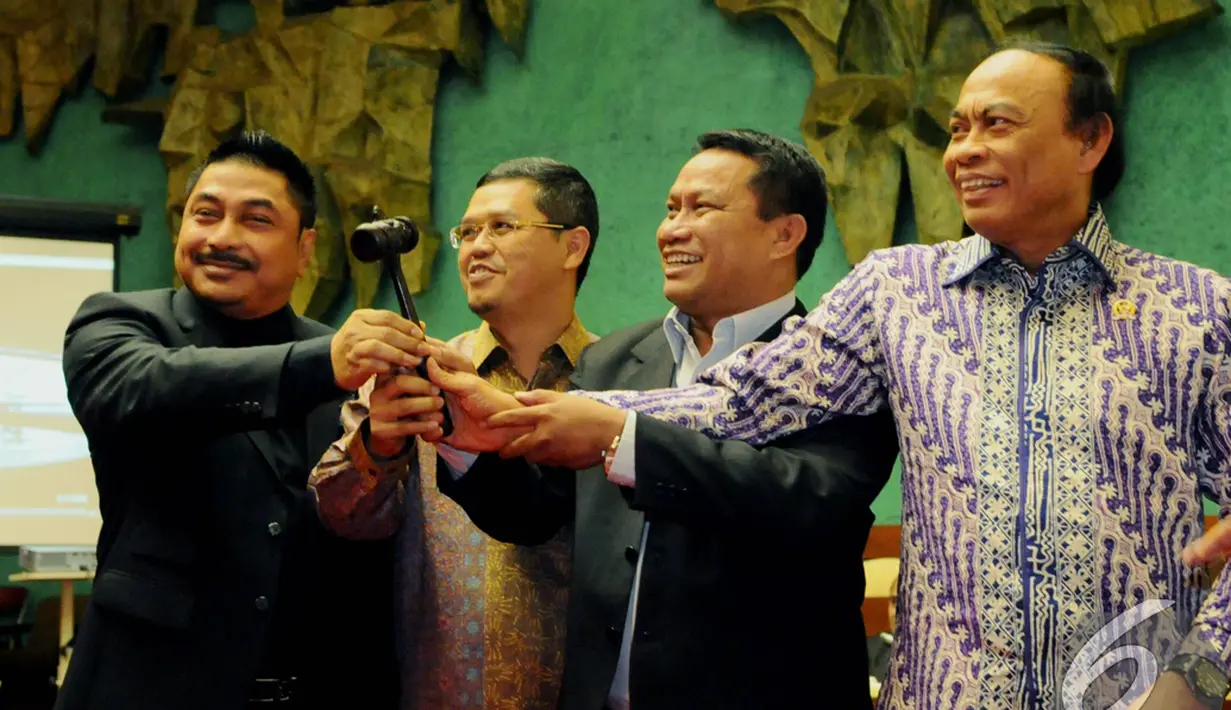 (Kiri ke kanan) Michael Wattimena dari fraksi Partai Demokrat, Yudi Widiana dari Fraksi PKS, Ketua Komisi V terpilih Ferry Djemi Francis dari fraksi Partai Gerindra dan Muhidin Mohamad Said dari fraksi Partai Golkar bersama-sama mengangkat palu sidang, Ja