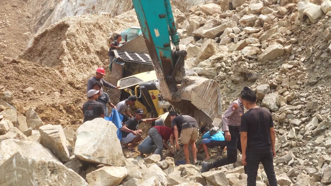 Proses evakuasi korban longsor galian C di Gunung Kuda, Desa Cipanas, Kecamatan Dukupuntang, Kabupaten Cirebon, pada Jumat (30/5/2025).