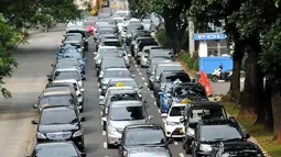 Sejumlah kendaraan melintasi kawasan Semanggi menuju kawasan Thamrin, Jakarta, Selasa (5/4). Penghapusan sementara sistem "three in one" membuat kepadatan. (Liputan6.com/Gempur M Surya)