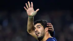 Striker Barcelona, Luis Suarez, merayakan gol yang dicetaknya ke gawang Valencia dalam laga Copa del Rey di Stadion Camp Nou, Barcelona, Kamis (4/2/2016) dinihari WIB. (AFP/Lluis Gene)