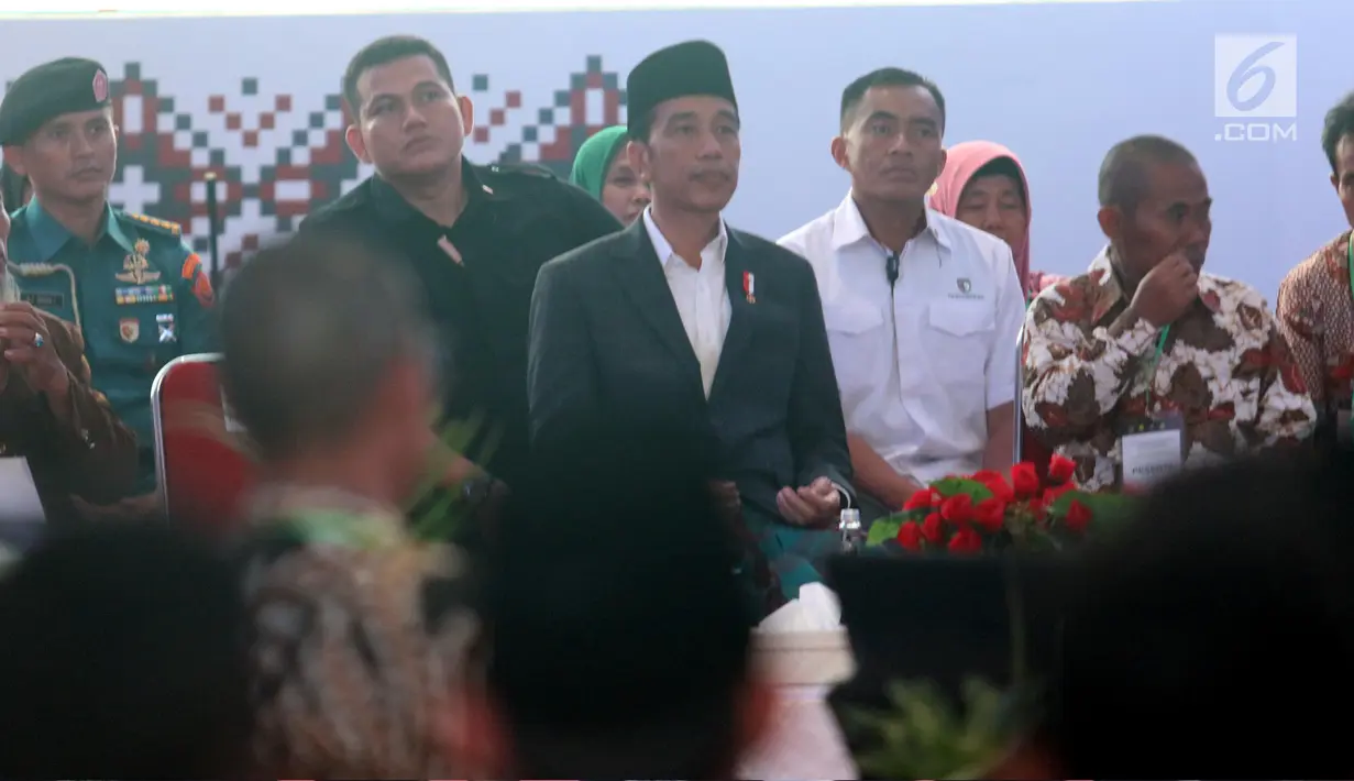 Presiden Jokowi mengunjungi Pondok Pesantren Miftahul Huda, Tasikmalaya, Jawa Barat, Rabu (27/2). Kedatangan Jokowi merupakan bagian dari rangkaian Penyaluran KUR Ketahanan pangan dan aksi ekonomi untuk rakyat. (Liputan6.com/Angga Yuniar)