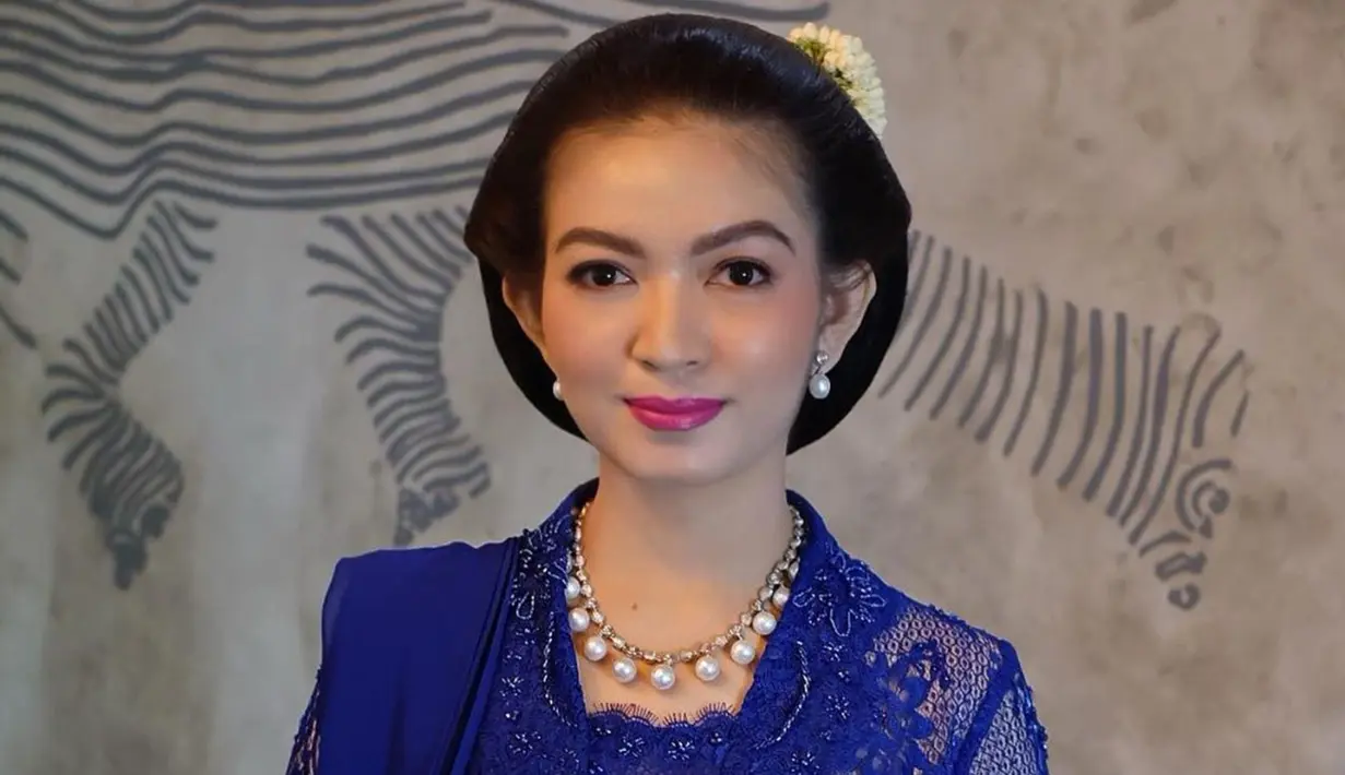 Istri Cawapres Gibran ini terlihat menawan dengan kebaya biru. Ia terlihat sangat memesona sebagai seorang istri dari Gibran Rakabuming Raka. Penampilan Putri Solo 2009 ini dipuji cantik memesona. (Liputan6.com/IG/selvi_gibran)